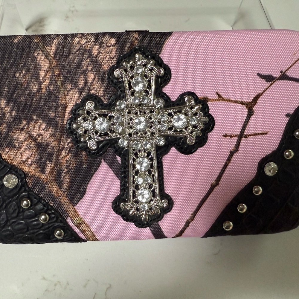 🦋 BNWT 🩷 Bling Cross Pink Camo Oversized Wallet – Mossy Oak